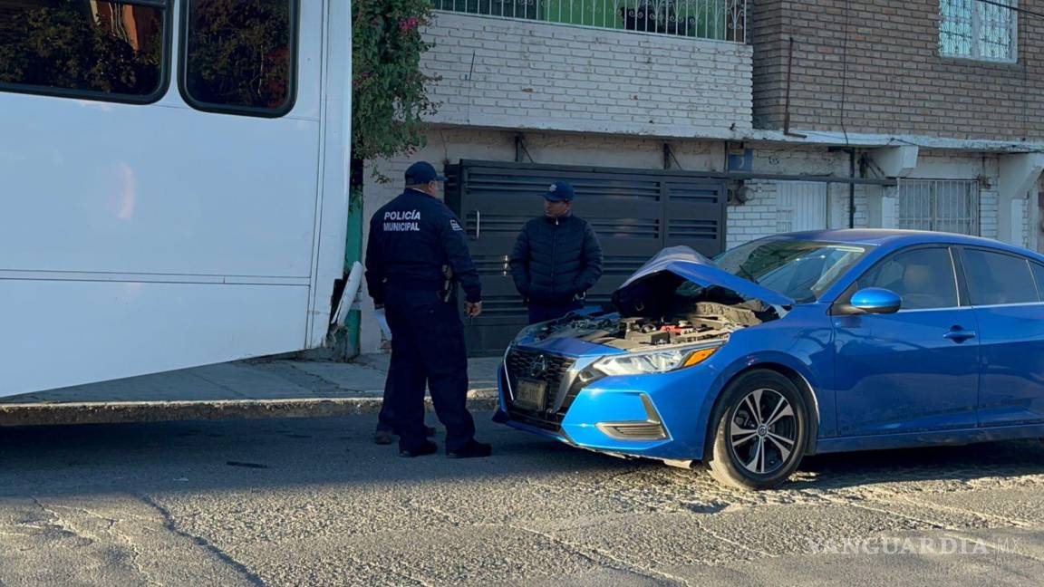 Saltillo: ebrio conductor dormita y termina impactado contra un autobús estacionado