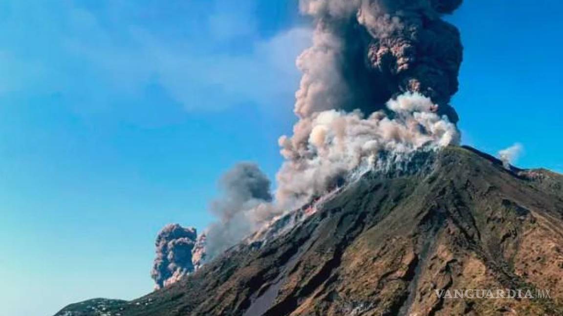 Volcán Stromboli en Italia entra en erupción y causa ‘mini tsunami’: video