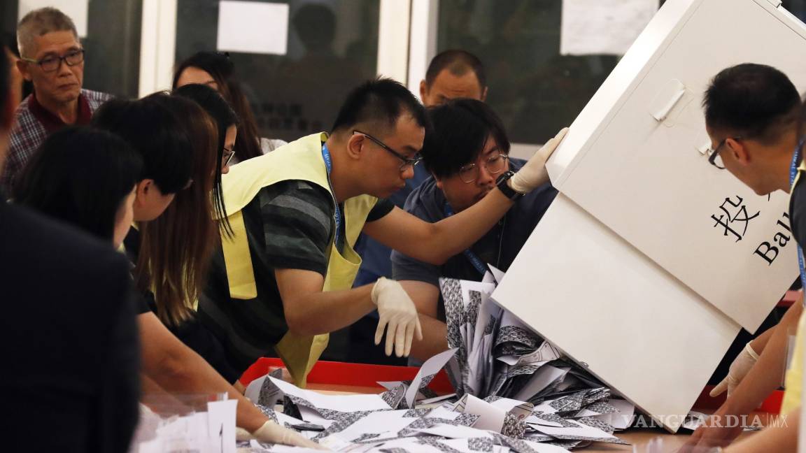 Triunfan prodemócratas en urnas de Hong Kong