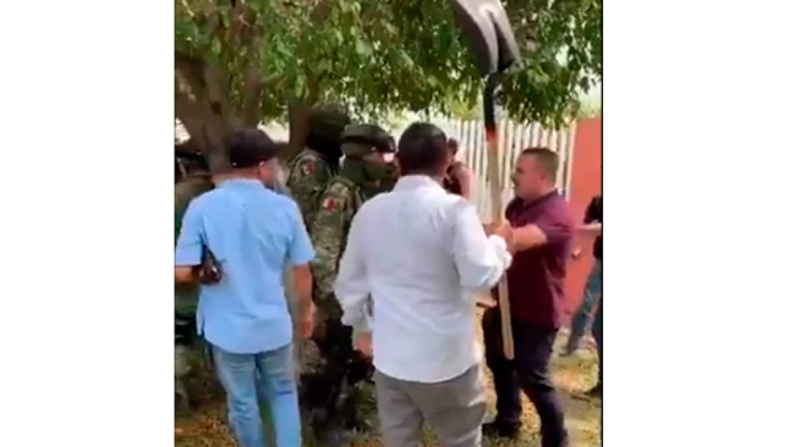 Agreden a militares con palas y escobas en Michoacán