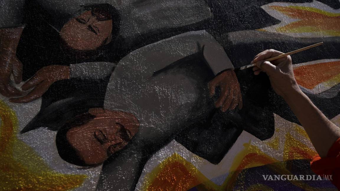 $!El artista mexicano Luis Manuel Vélez retoca un mural pintado en la fachada de un edificio municipal en San Salvador, Estado de Hidalgo (México).