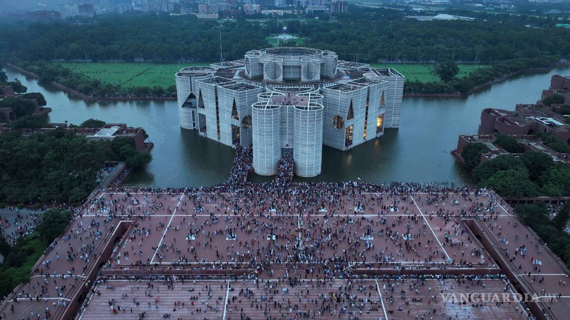 $!Manifestantes celebran en el edificio del Parlamento tras la noticia de la dimisión de la primera ministra Sheikh Hasina, en Dhaka, Bangladesh.