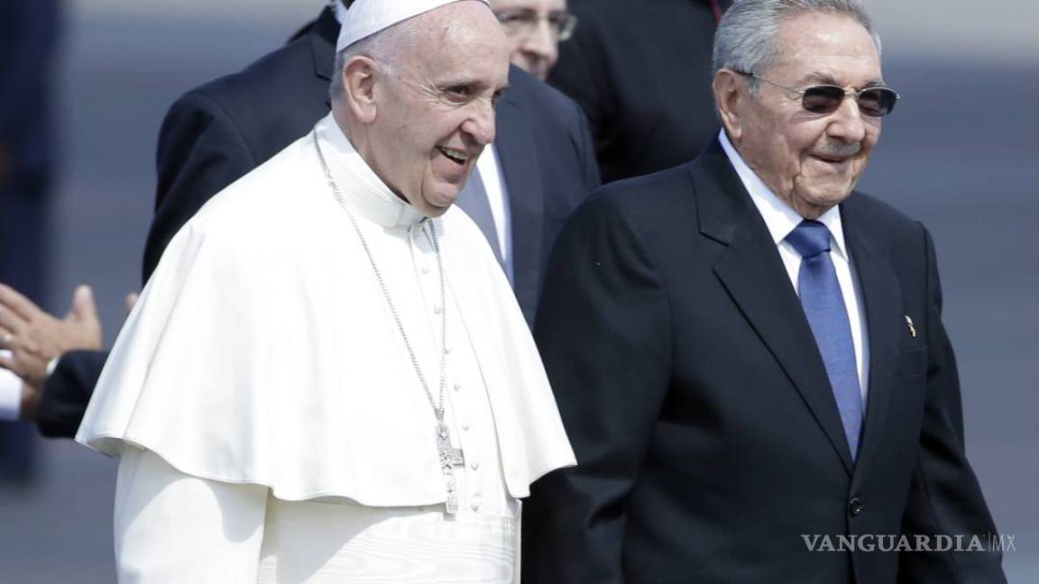Aterriza el papa Francisco en Cuba para histórica reunión