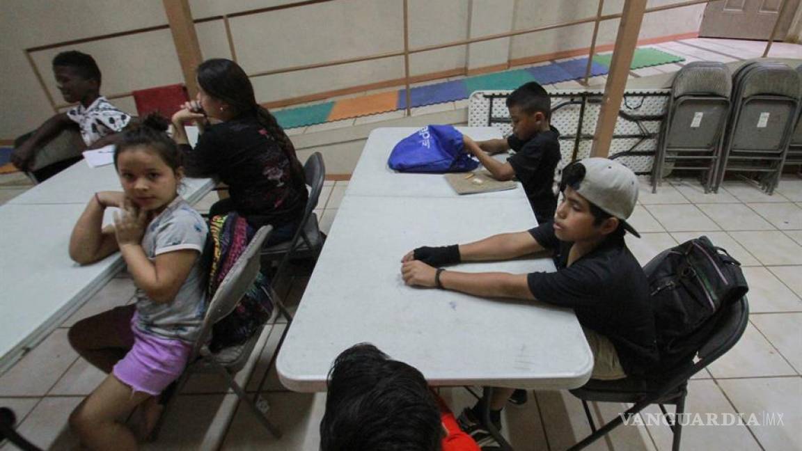 Niños migrantes varados en la ciudad de Tijuana reciben clases a distancia