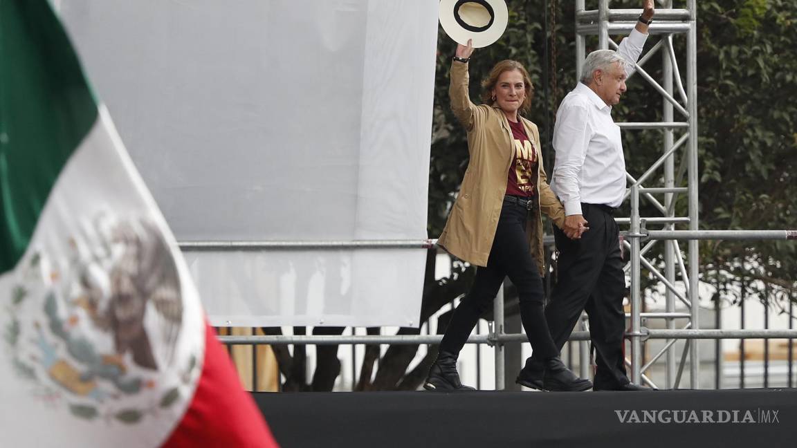 $!El presidente de México, Andrés Manuel López Obrador (d), y su esposa Beatriz Gutiérrez Müller, durante el cuarto informe de Gobierno en el Zócalo.