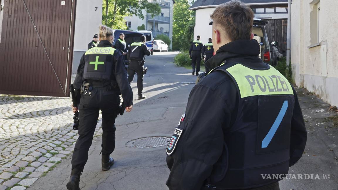 $!Agentes de policía registran edificios tras la prohibición del grupo del Reichsbürger “Reino de Alemania” en Gera, Alemania, el martes 13 de mayo de 2025.