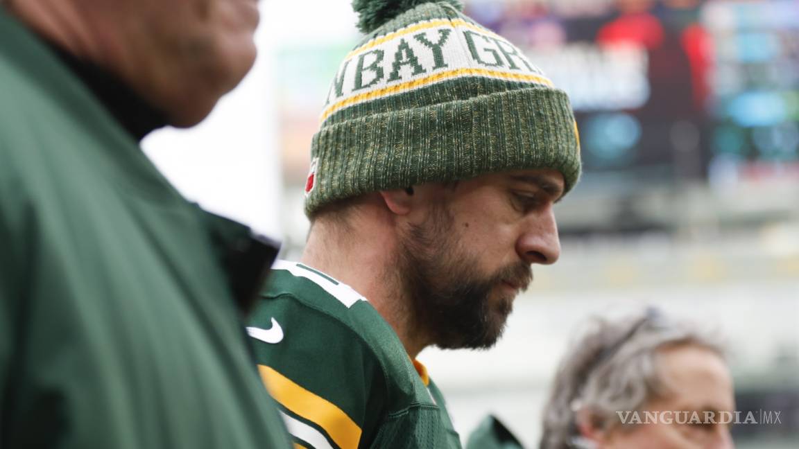 En una desastrosa despedida de los Packers en la NFL, Aaron Rodgers sale lesionado por conmoción