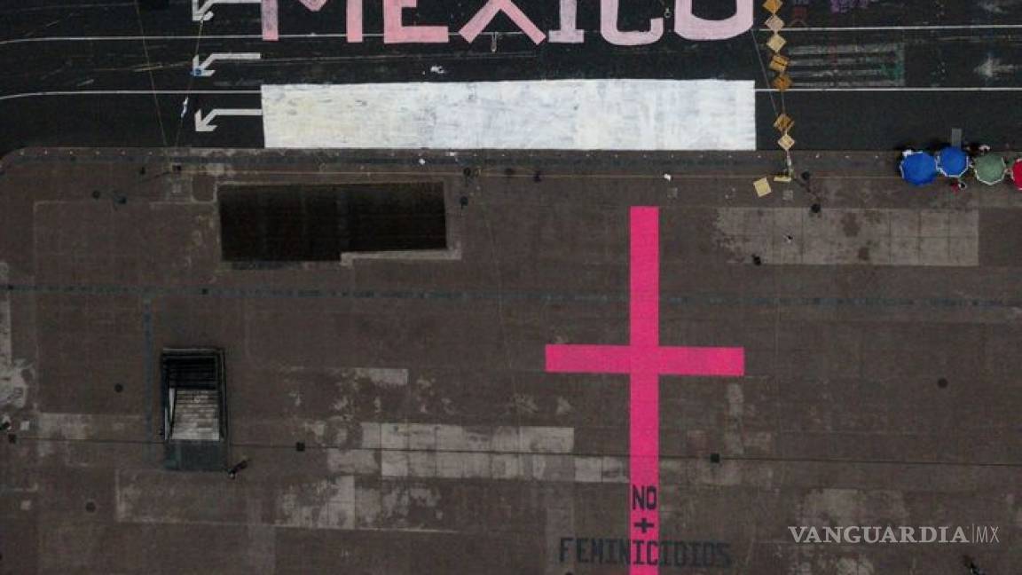 Mujeres pintaron cruz gigante en el Zócalo; exigen justicia para feminicidios