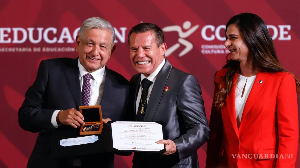 AMLO entre a Julio César Chávez el Premio Nacional del Deporte