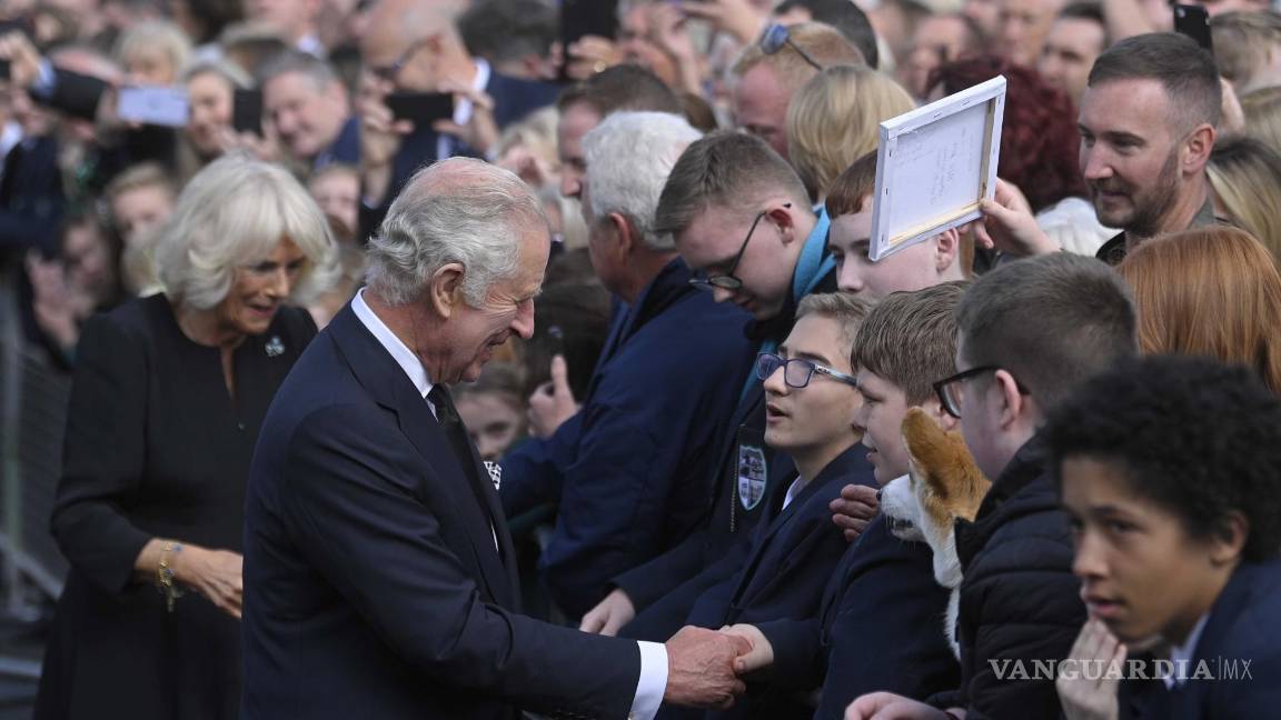 Carlos llega a Belfast y el ataúd de la reina Isabel II ya está en Londres para su funeral de Estado