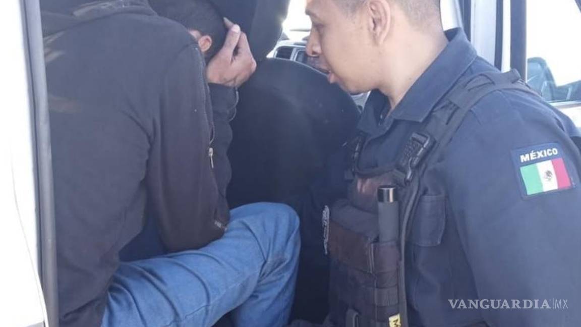 $!Oficiales a cargo de la unidad M-1492 dialogaron con Rodrigo, intentando calmar la situación y prevenir su lanzamiento desde el puente.