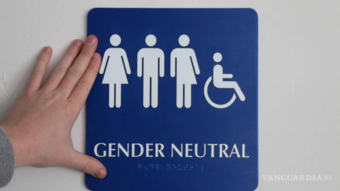 Diez estados más demandan al Gobierno de EU por la ley de baños transgénero