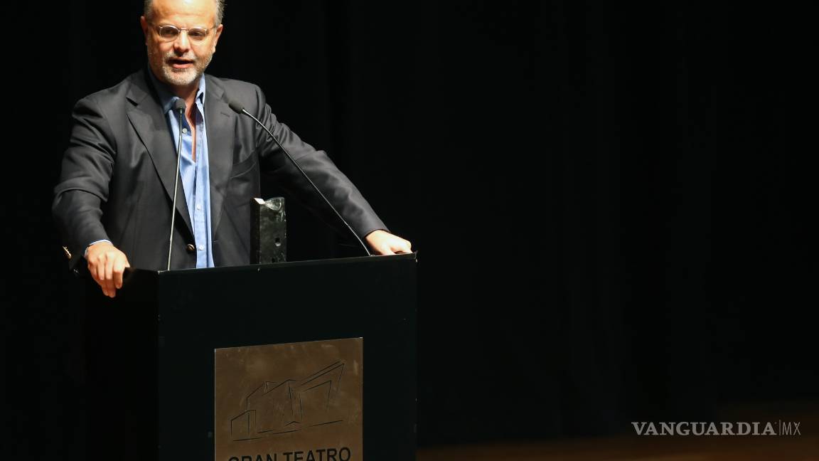 $!Gana el escritor chileno Carlos Franz la Bienal de Novela Vargas Llosa