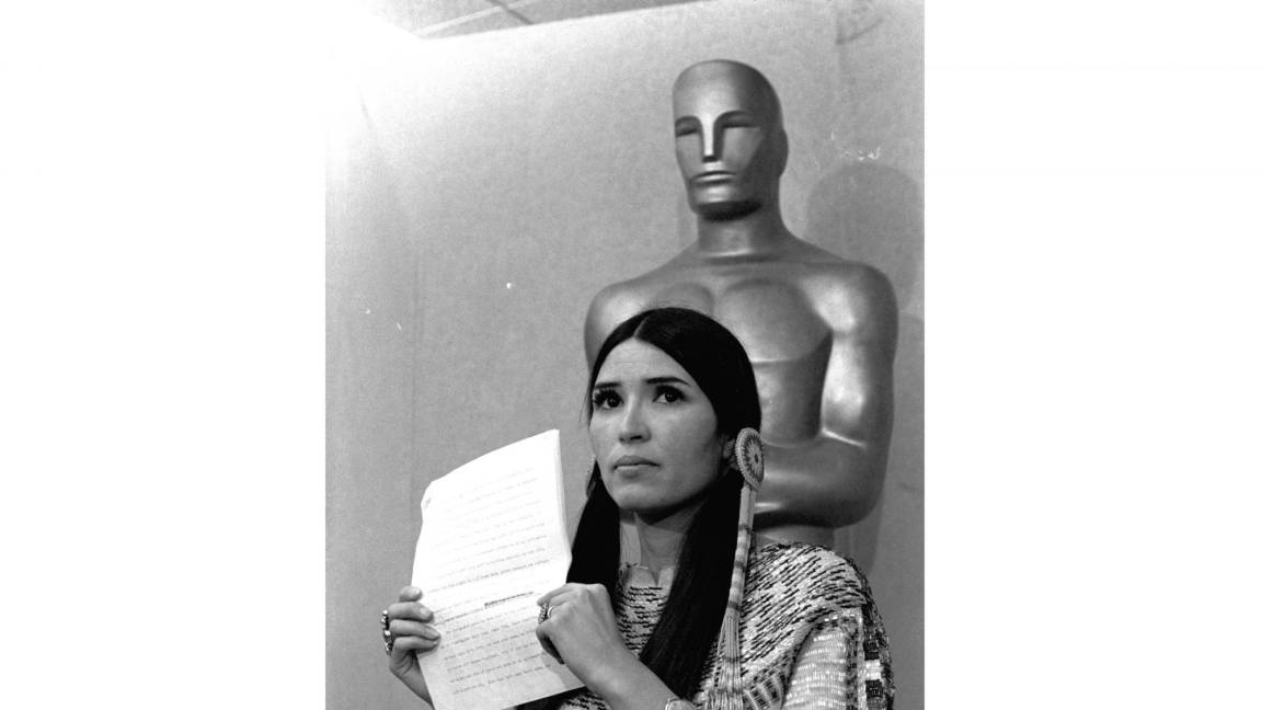 $!Sacheen Littlefeather, una activista indígena estadounidense durante un discurso en los Premios de la Academia en Los Angeles, el 27 de marzo de 1973.