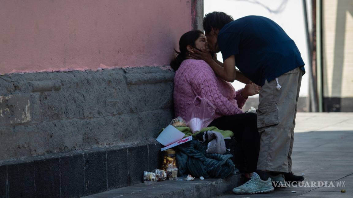 $!Imagen del 16de febrero de 202. Luego de asistir a la jornada de Salud en Garibaldi, una pareja de la tercera edad se da un beso en CDMX.