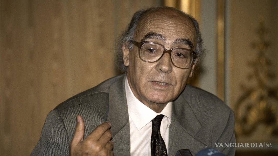 $!21/10/1994. El escritor portugués José Saramago durante la rueda de prensa que ofreció para presentar su libro Casi un objeto en la Casa de América de Madrid.