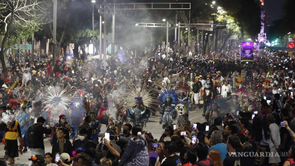 $!Decenas de personas participan en un desfile de catrinas en Ciudad de México (México).