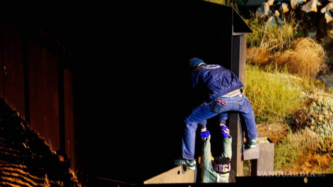 $!Más familias cruzan ilegalmente a San Diego
