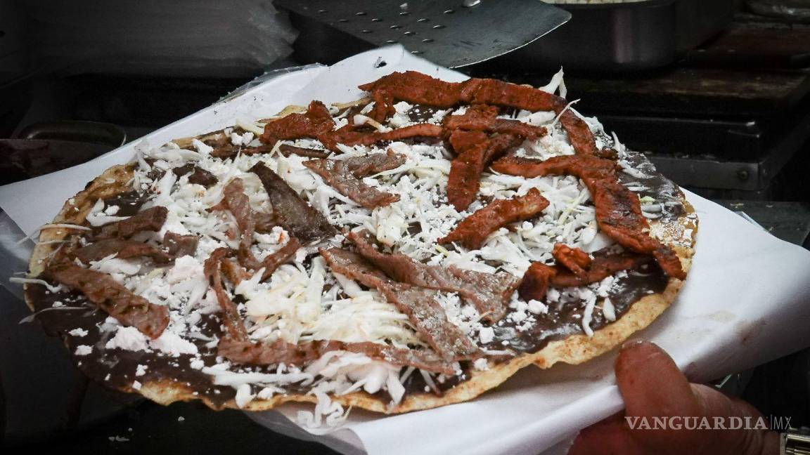 $!Una de las tlayudas más populares en México son las llamadas Tlayudas Xaachila, un restaurante en el corazón del Centro Histórico de la CDMX atendido por la familia Aragón, con 6 años de existencia.