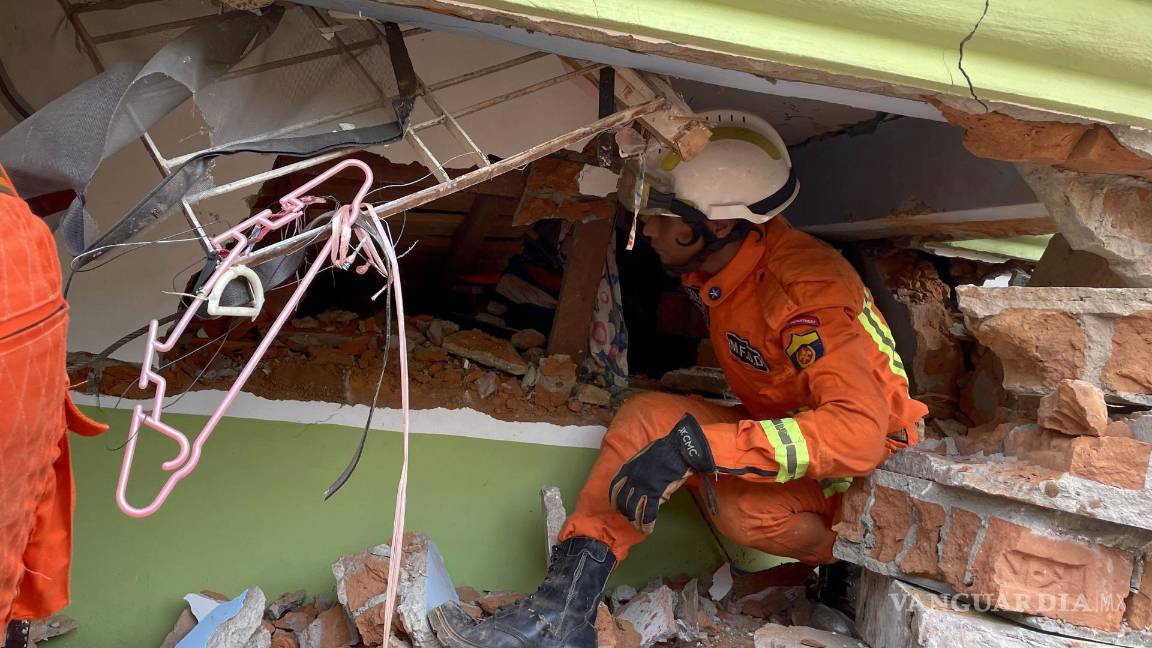 $!Los rescatistas buscan supervivientes en un edificio derrumbado tras un terremoto en Naypyidaw, Myanmar.