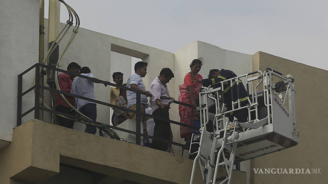 ¡Heroico!, 89 personas son rescatadas edificio de nueve pisos que ardía en llamas en la India