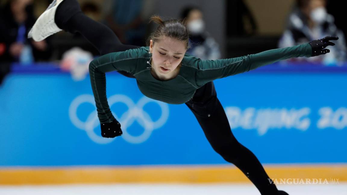 $!La patinadora artística Kamila Valieva del Comité Olímpico Ruso en acción durante una sesión de práctica en Beijing, China. EFE/EPA/How Hwee Young