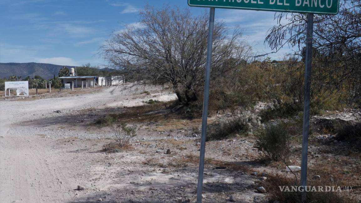 Situación afecta a cerca de un centenar de estudiantes; sin chofer de transporte escolar, ni camino en ejido