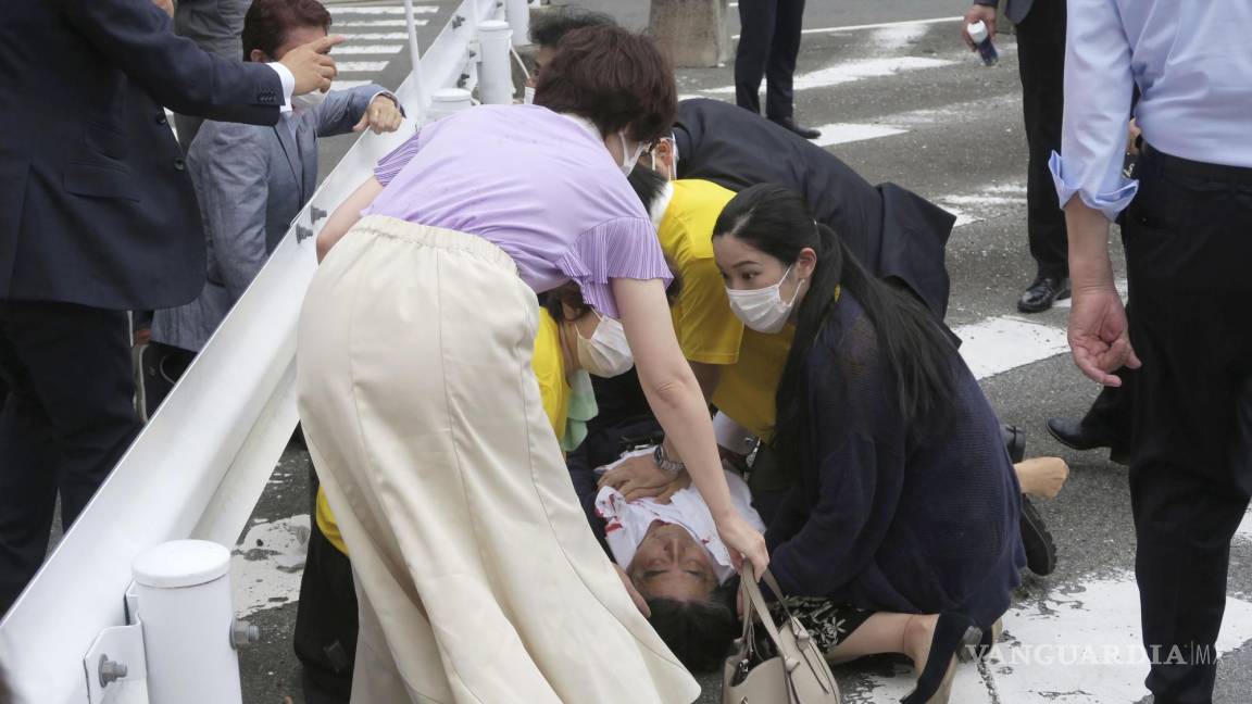 $!El ex primer ministro japonés Shinzo Abe, al centro, yace en el piso tras ser baleado.