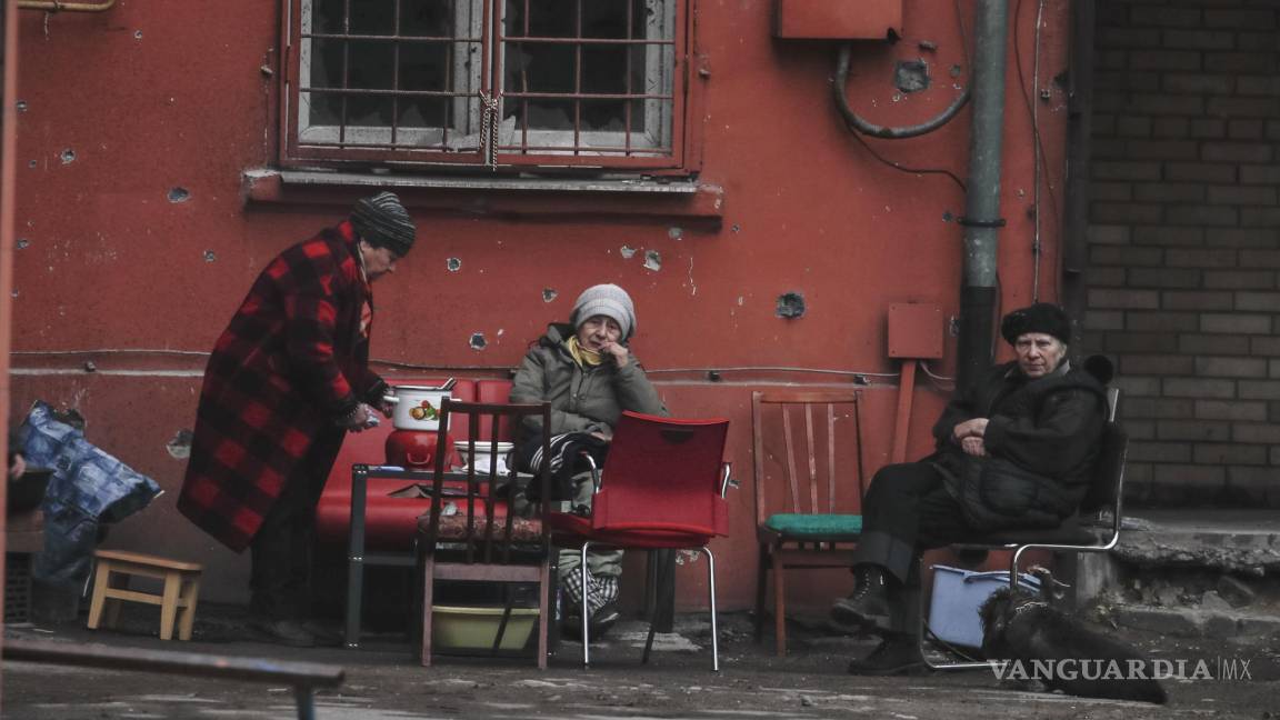 $!La gente cocina al fuego en una calle de Mariupol, Ucrania.