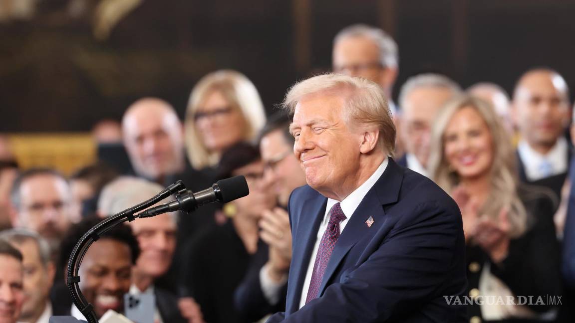 $!El presidente de Estados Unidos, Donald Trump, reacciona después de prestar juramento el día de su investidura presidencial en la Rotonda del Capitolio.