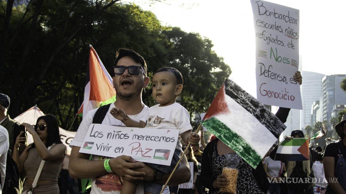 $!Cientos de personas y organizaciones civiles partieron del Ángel de la independencia hacia el Zócalo en apoyo a Palestina.