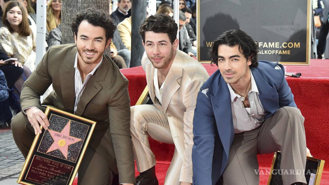 Jonas Brothers reciben estrella en el Paseo de la Fama y anuncian nuevo álbum