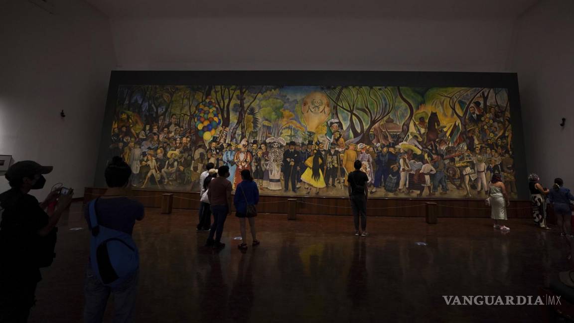 $!Visitantes observan el mural Sueño de una tarde dominical en la Alameda Central del Diego Rivera en el Museo Mural Diego Rivera, en Ciudad de México.