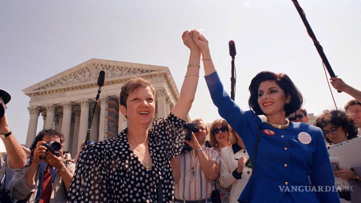 $!Norma McCorvey, Jane Roe en el caso judicial de 1973 (i) y su abogada Gloria Allred al salir de la Corte Suprema en Washington, DC, el miércoles 26 de abril de 1989.