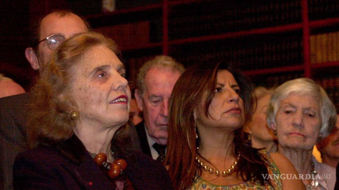 $!17DIC2003.-Elena Poniatowska y la escritora Guadalupe Loaeza, en la embajada de Francia.