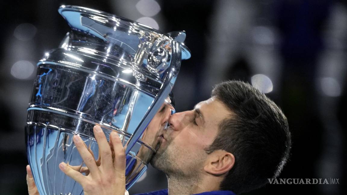 El mejor del 2021, Novak Djokovic, no falla en su debut en la Copa Masters