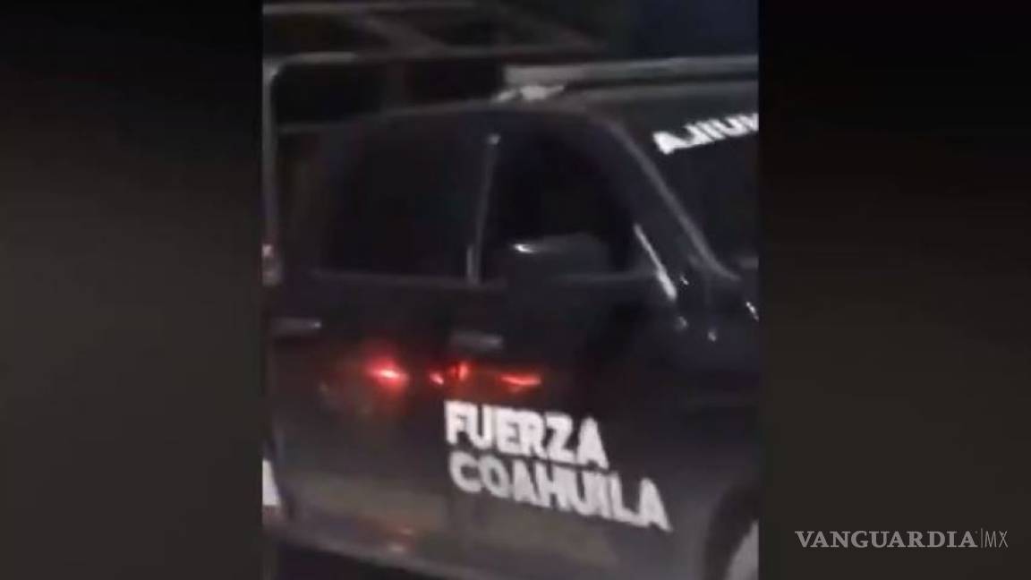 Graban a elementos de Fuerza Coahuila arrastrando con la patrulla a detenido en Acuña