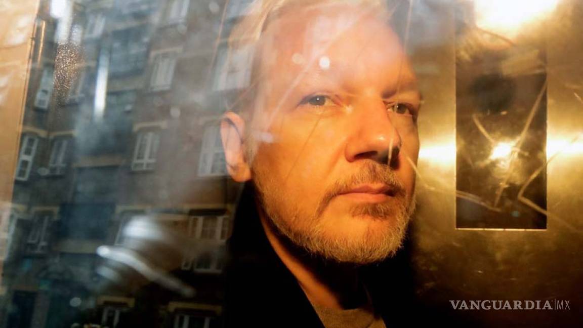 Alarma salud de Julian Assange; pide a simpatizantes apoyo