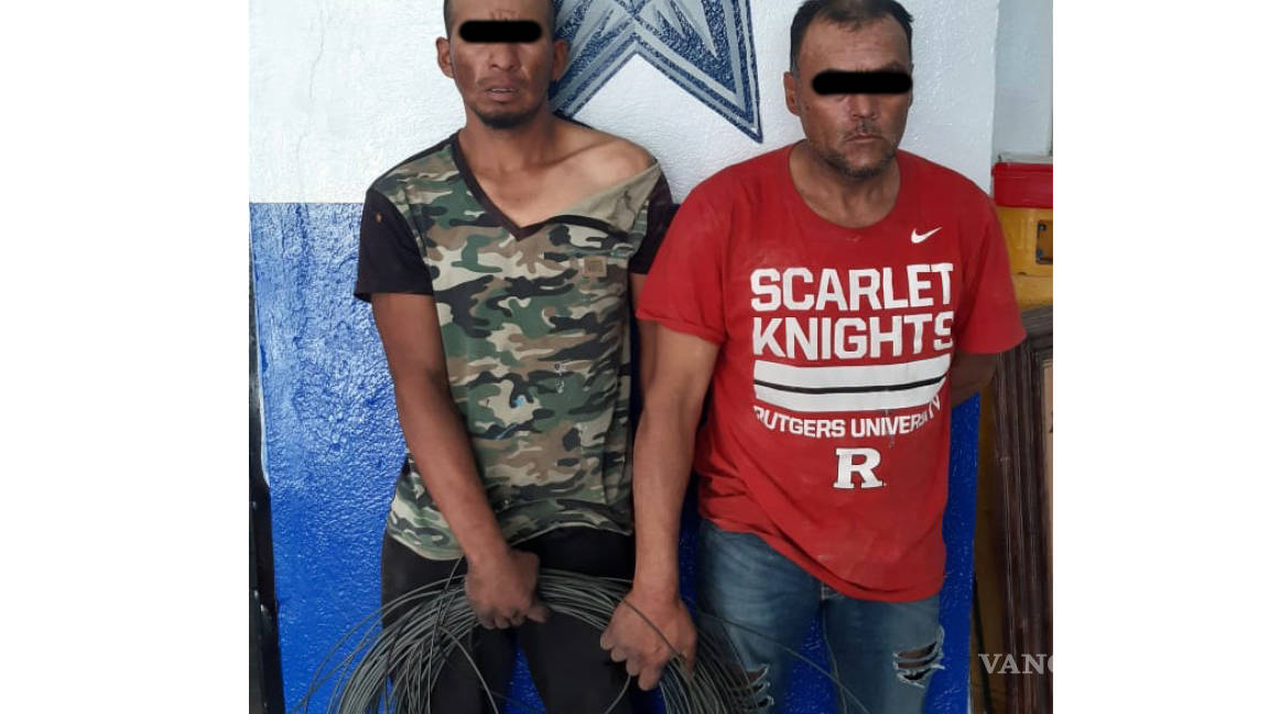 Policías de Arteaga detienen a dos por robo de cables