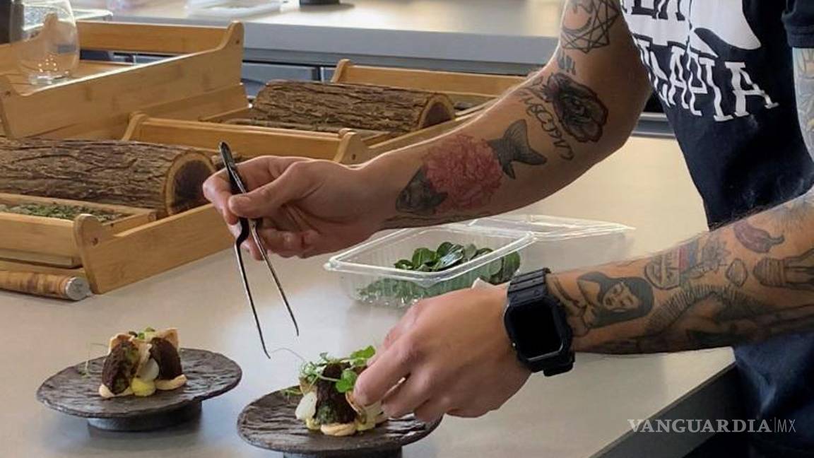 $!Una de las principales recomendaciones sanitarias es lavarse bien las manos antes de cocinar.