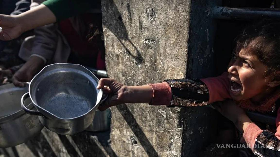 $!Una niña palestina pide comida en el campo de refugiados de Rafah, en el sur de la Franja de Gaza, en una imagen de archivo.