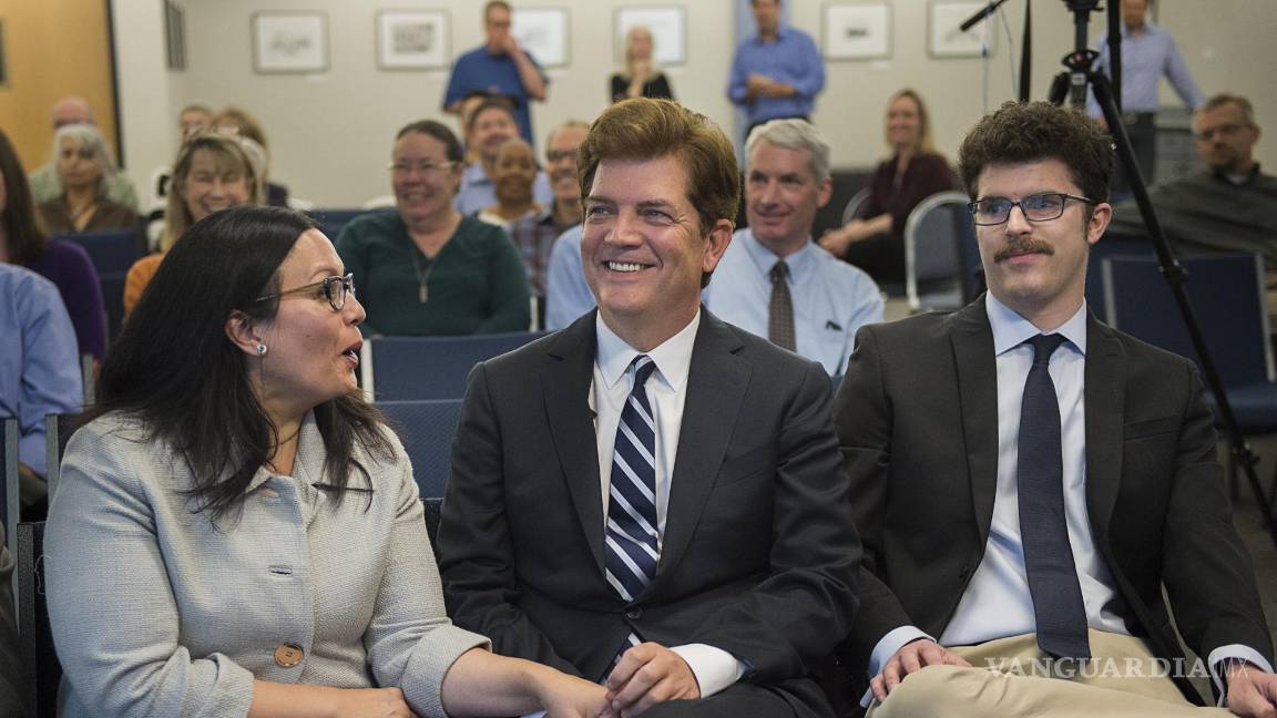 $!El caricaturista editorial de Sacramento Bee, Jack Ohman, reacciona al ganar el Premio Pulitzer por Caricatura Editorial mientras en Sacramento, California.