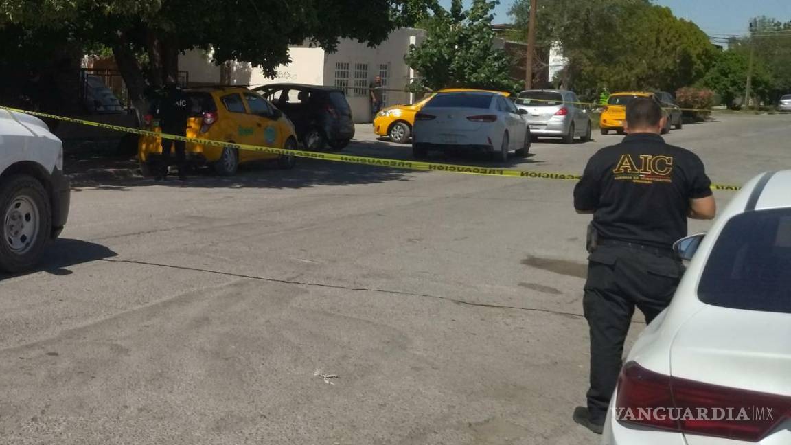 Hallan sin vida a taxista de Torreón en su unidad; investigan causa de muerte