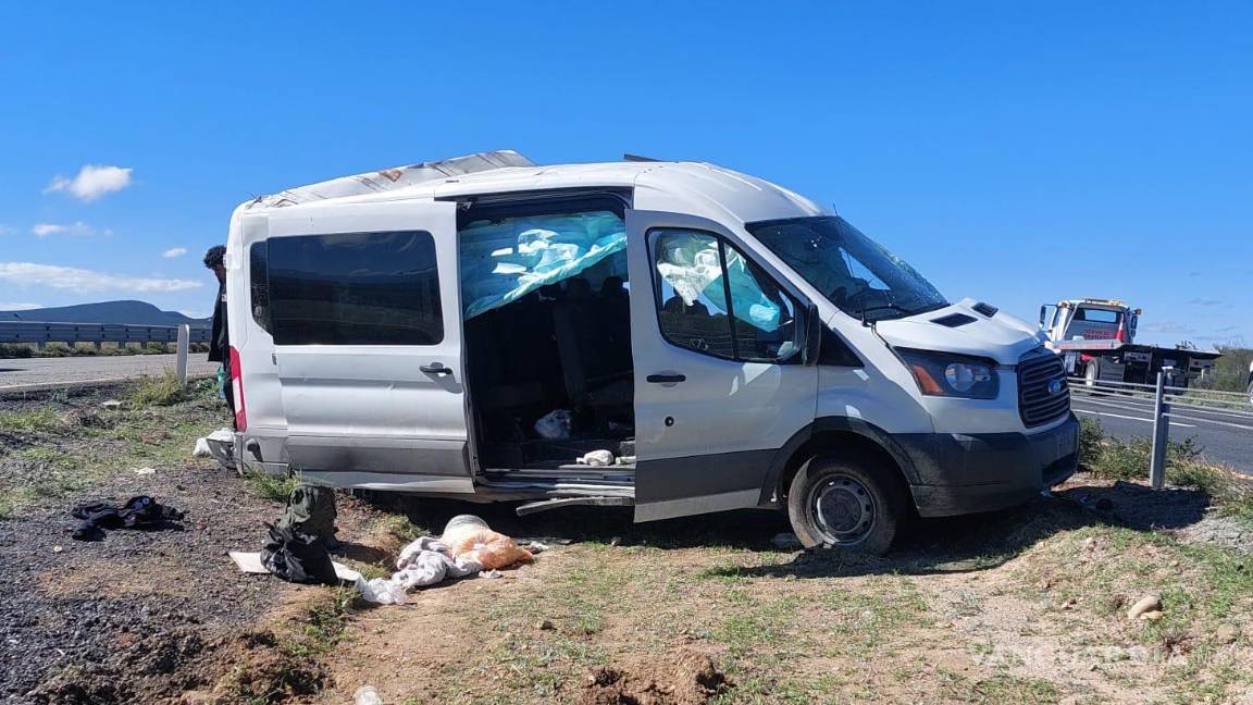 Grupo de paseantes que se dirigían a Arteaga vuelcan en la carretera Saltillo-Torreón