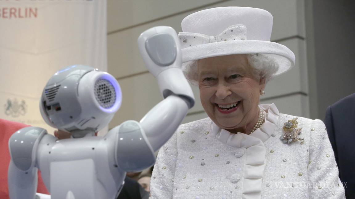 $!24 de junio de 2015, la reina Isabel II sonríe mientras un pequeño robot la saluda, en una recepción en la ‘Technische Universitaet’ en Berlín.