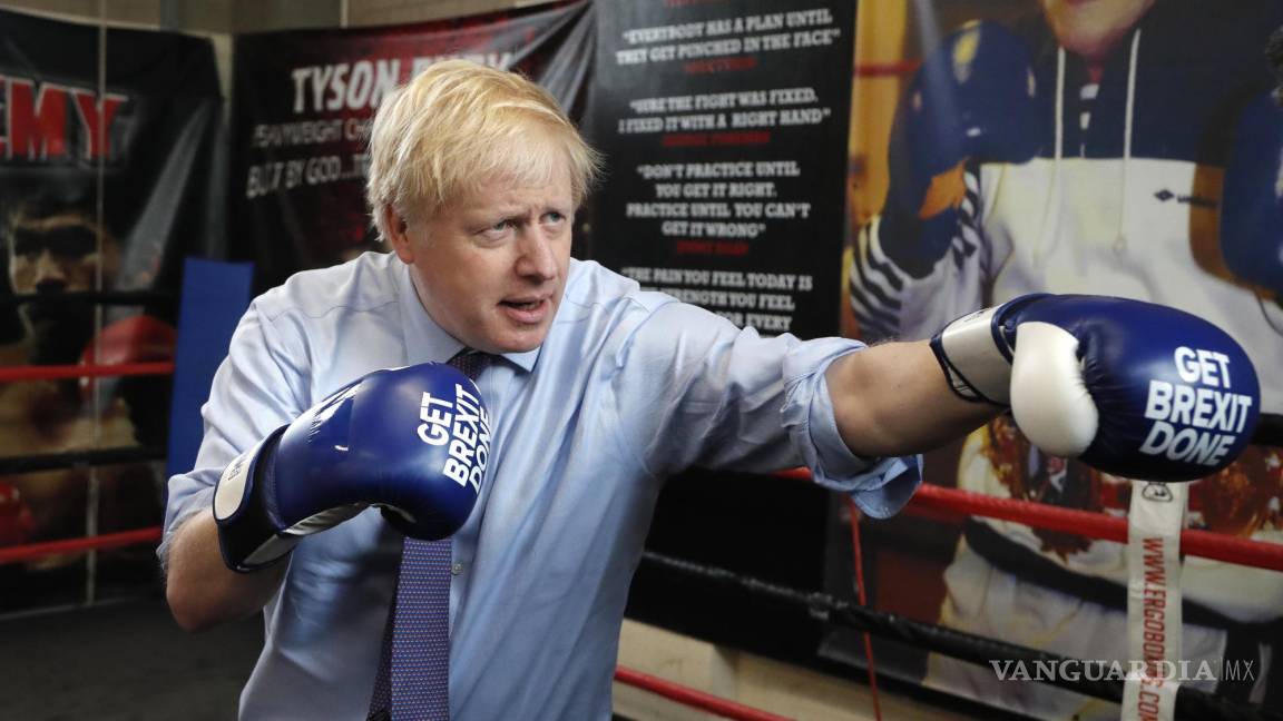 $!Boris Johnson con guantes de boxeo durante una visita a un gimnasio de Manchester, Inglaterra en plena campaña electoral, el 19 de noviembre del 2019.