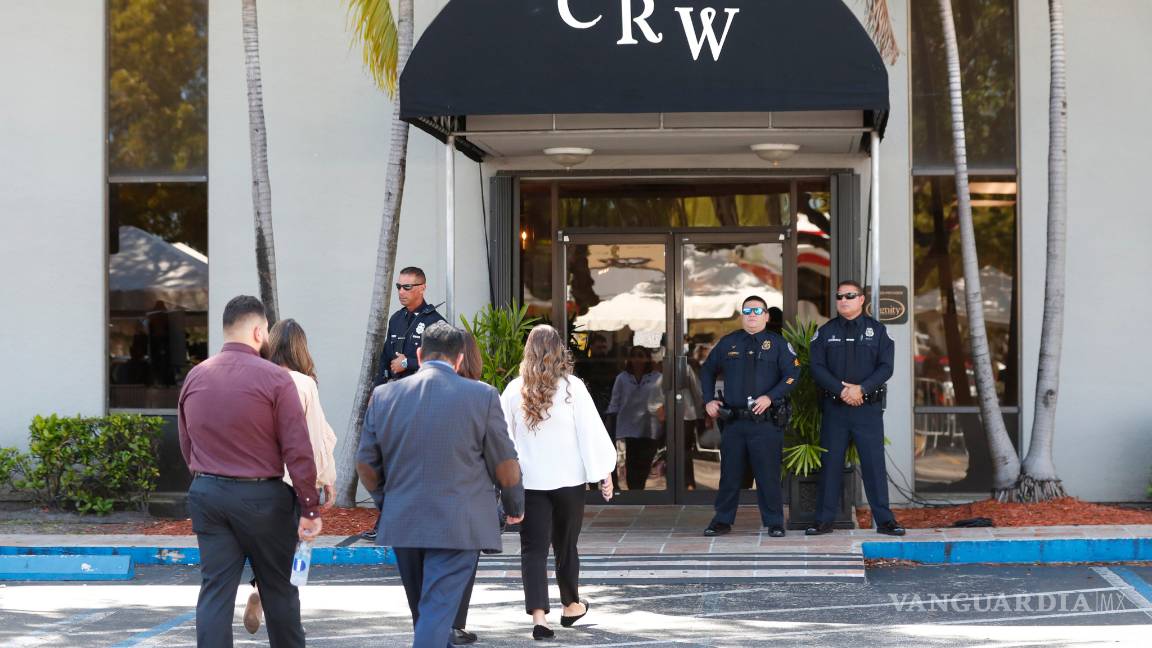 $!Hijos de José José dan un mensaje frente a funeraria y Sarita rompe en llanto