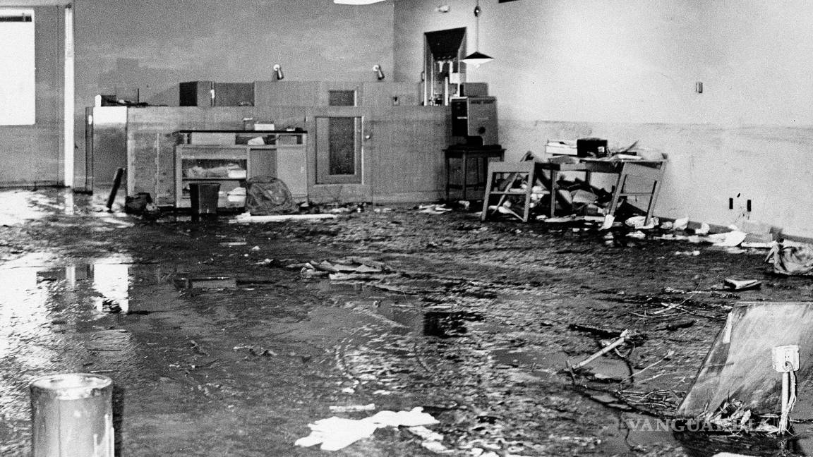 $!El barro cubre el interior del United California Bank en el centro de Crescent City, California, el 29 de marzo de 1964, después de un maremoto causado por un terremoto en Alaska.