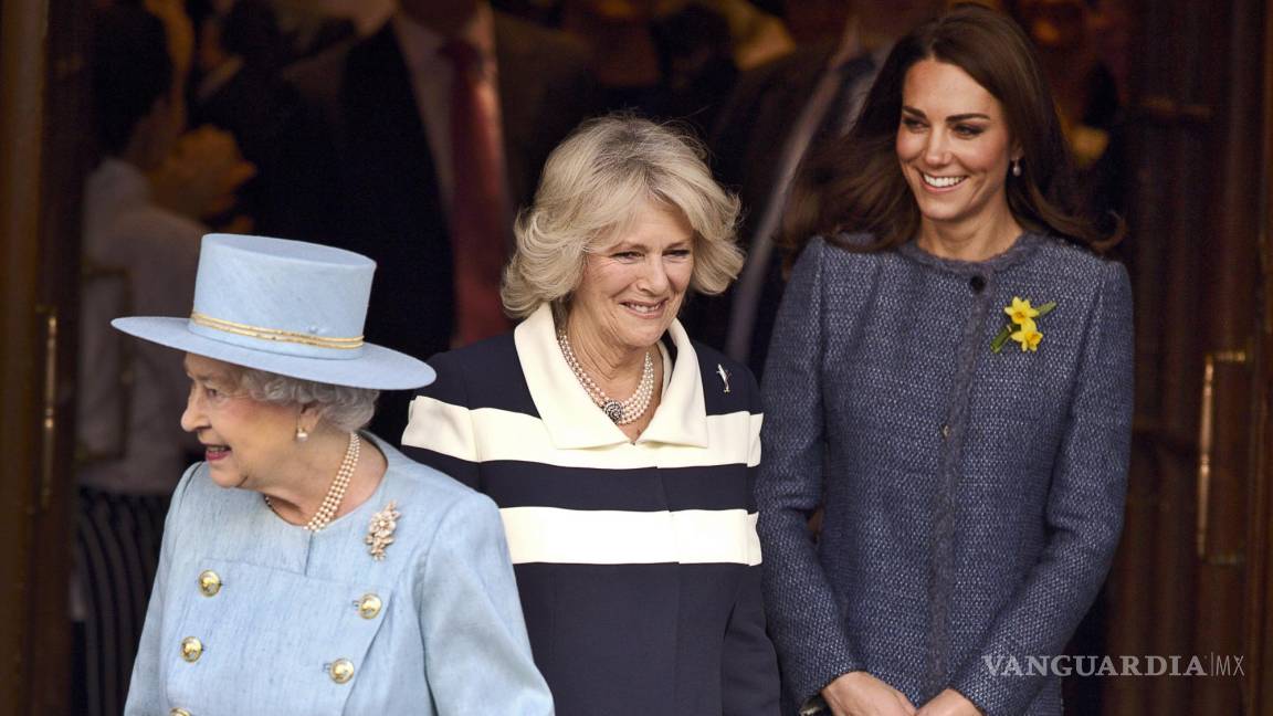 $!Imagen el 1 de marzo de 2012. La reina Isabel II Camilla, duquesa de Cornualles y Catalina, duquesa de Cambridge en Londres, Gran Bretaña.