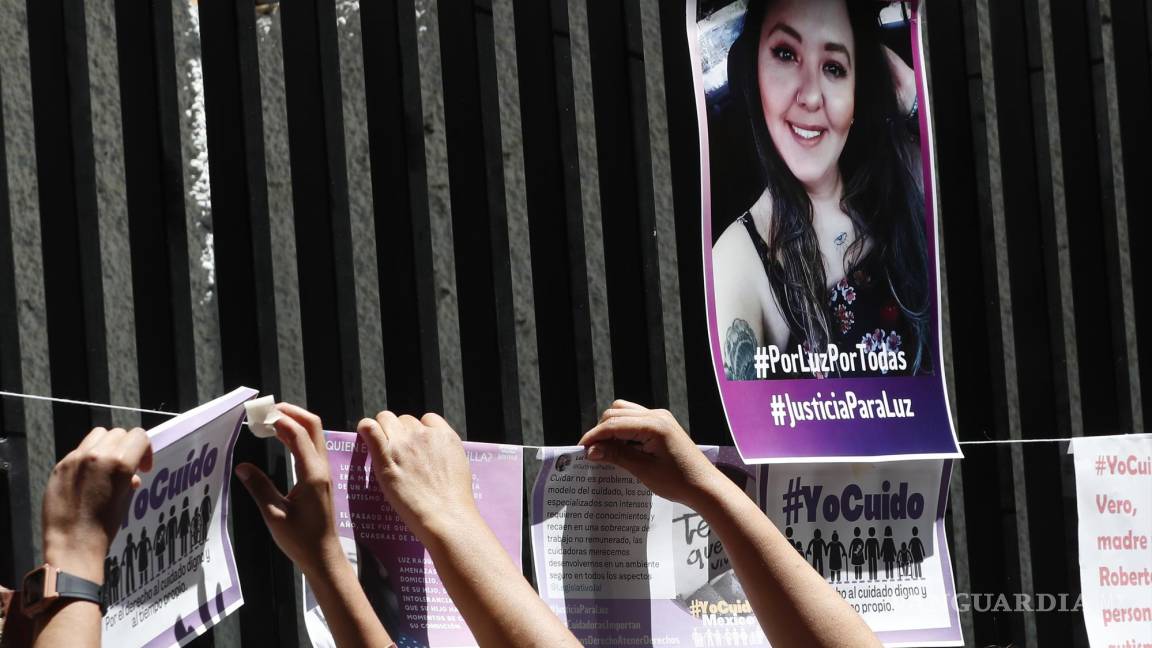 $![Cuido México” pegan carteles durante una protesta para exigir justicia por el caso de Luz Raquel Padilla][hoy, en Ciudad de México (México). Luz Raquel, de 35 años, fue agredida el pasado sábado en un parque]